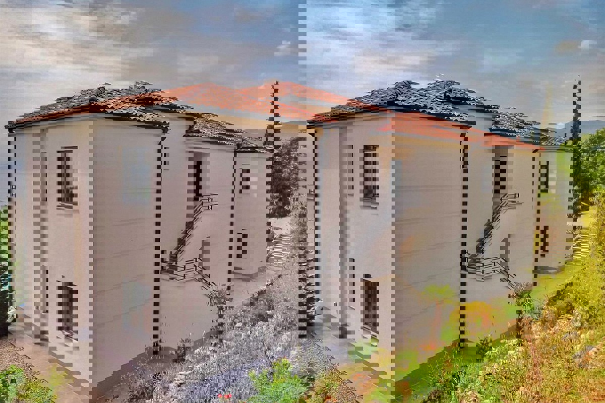 Casa con due appartamenti, piscina e vista mare