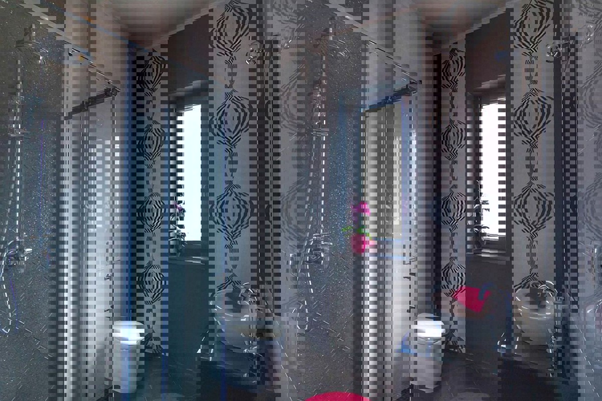 Casa con due appartamenti, piscina e vista mare