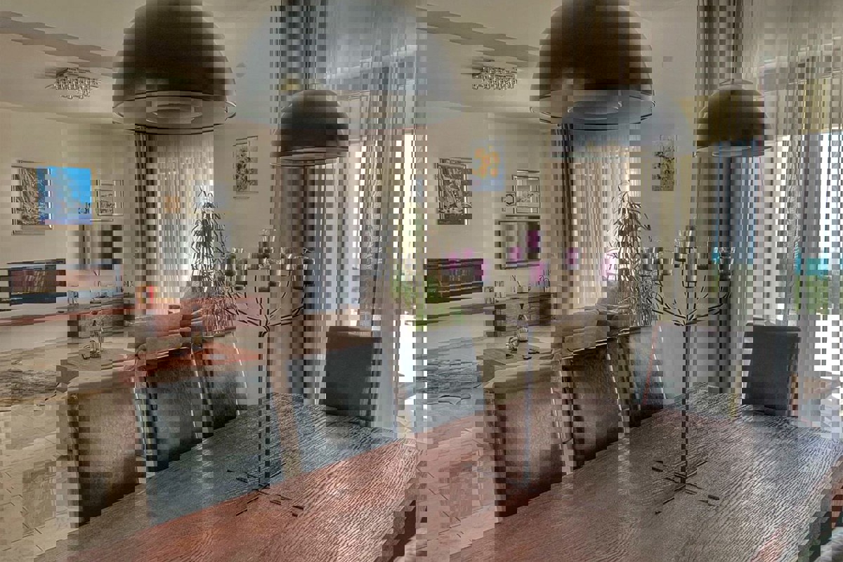 Casa con due appartamenti, piscina e vista mare