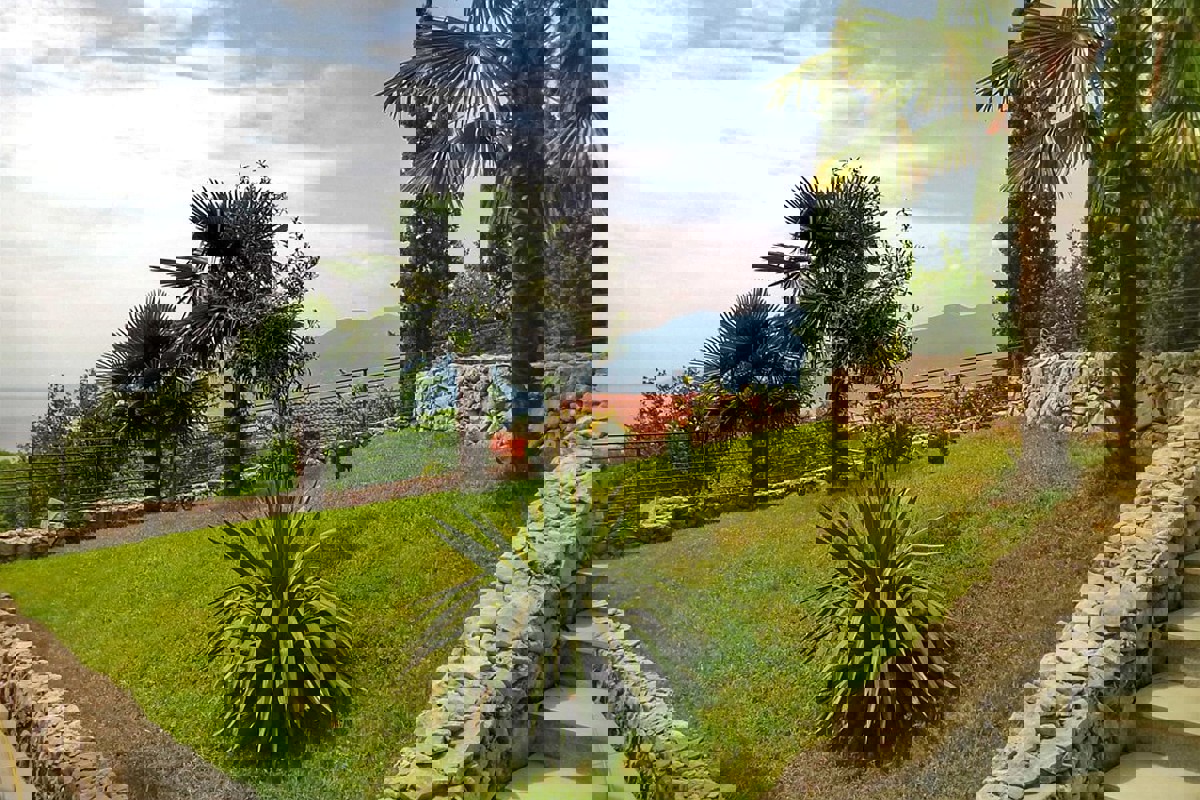 Casa con due appartamenti, piscina e vista mare