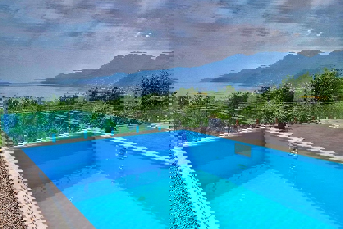 Casa con due appartamenti, piscina e vista mare