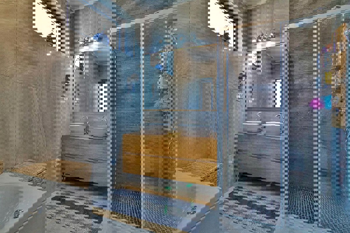 Casa con due appartamenti, piscina e vista mare