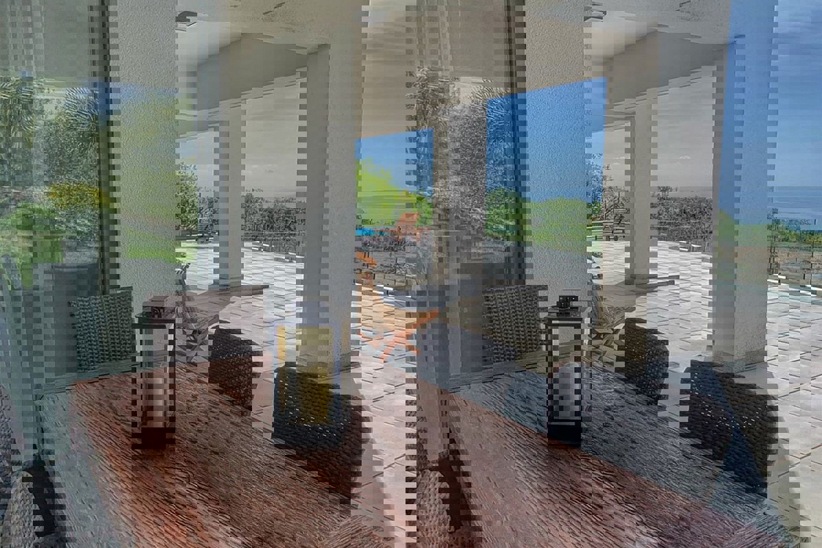 Casa con due appartamenti, piscina e vista mare