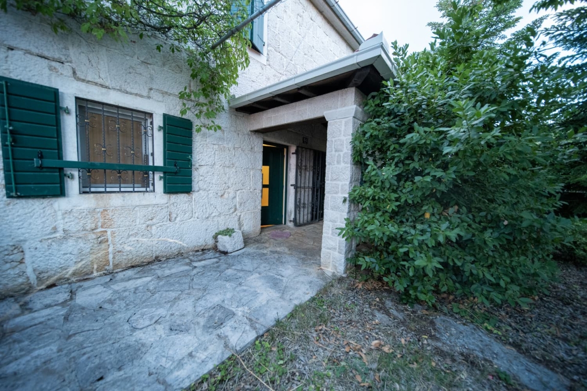 Idilliaca casa isolata immersa nel verde