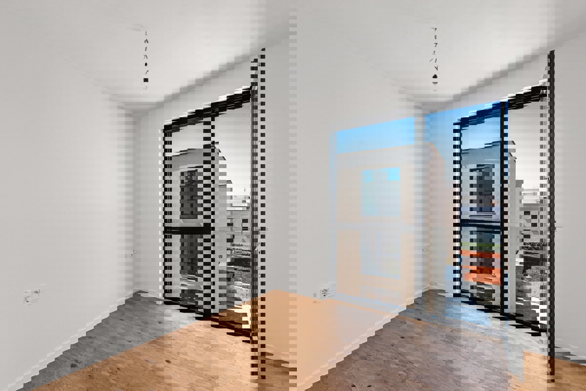 Ampio appartamento con tre camere da letto, terrazza e vista mare