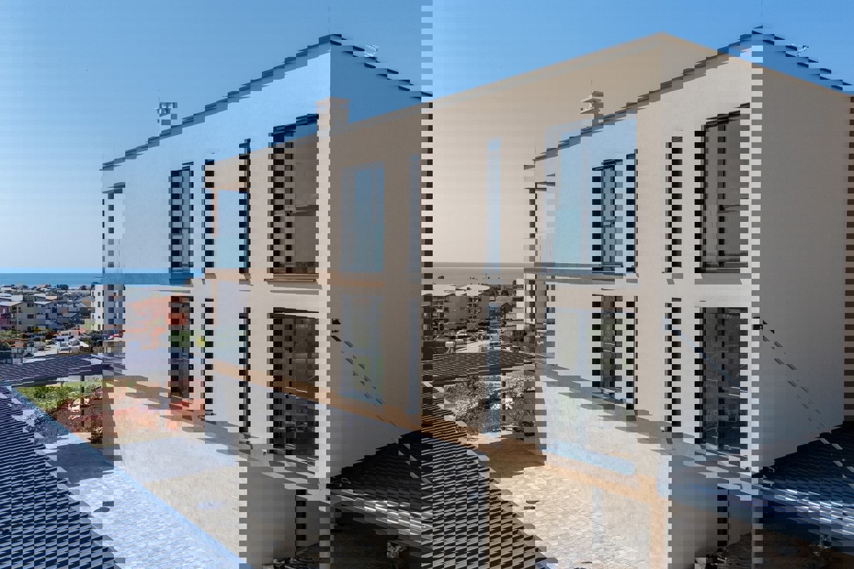 Ampio appartamento con tre camere da letto, terrazza e vista mare