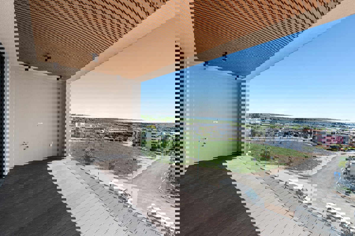 Ampio appartamento con tre camere da letto, terrazza e vista mare