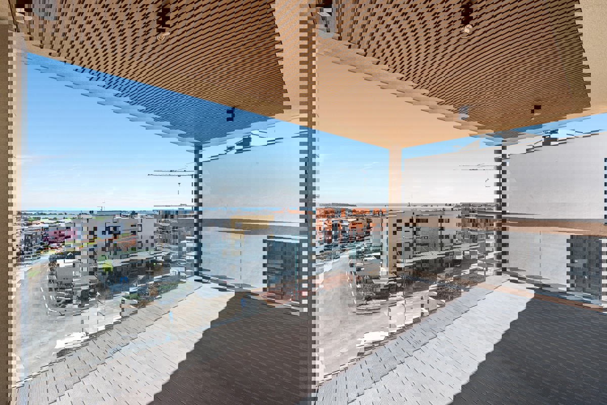 Ampio appartamento con tre camere da letto, terrazza e vista mare