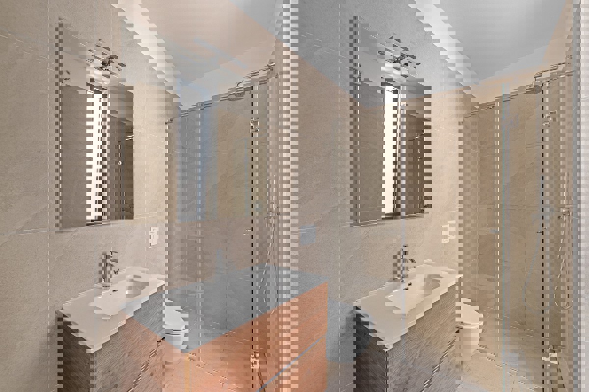 Ampio appartamento con tre camere da letto, terrazza e vista mare