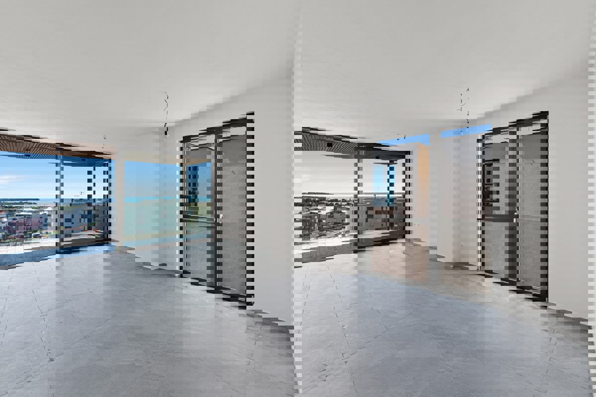 Ampio appartamento con tre camere da letto, terrazza e vista mare