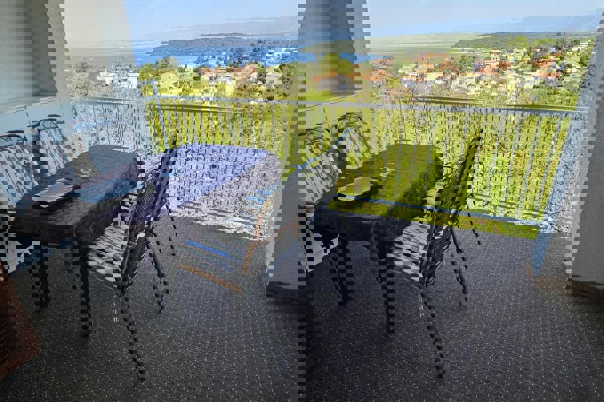 Appartamento con loggia e vista mare