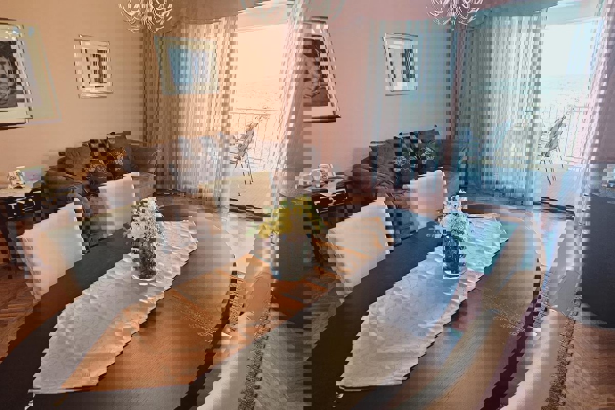 Appartamento con loggia e vista mare