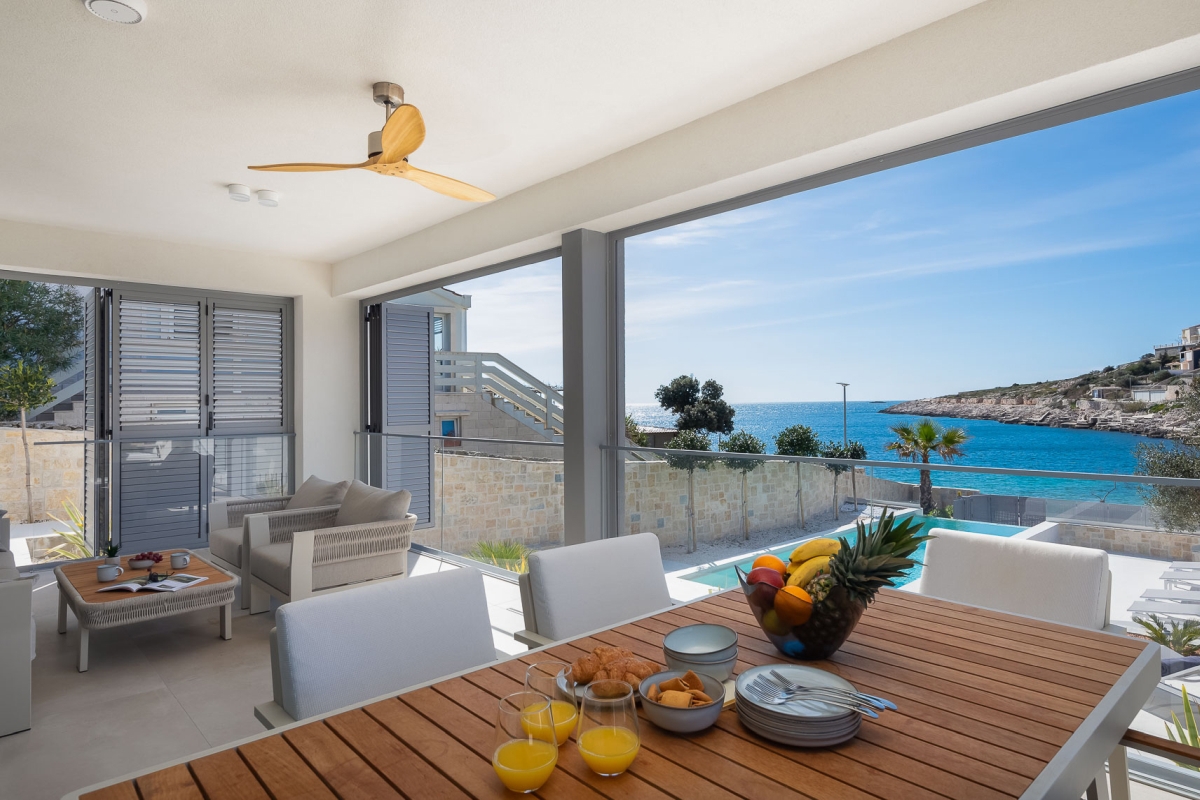 Villa di lusso con piscina in prima fila sul mare