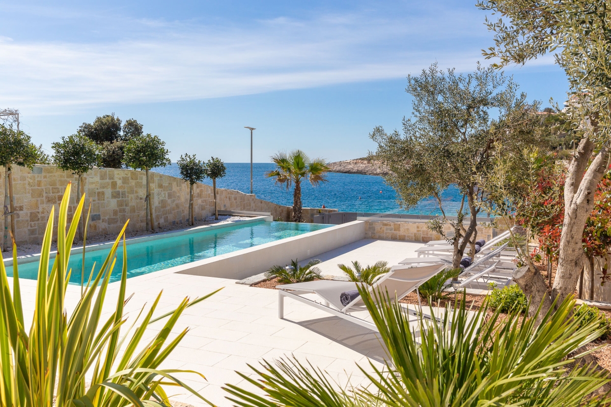 Villa di lusso con piscina in prima fila sul mare
