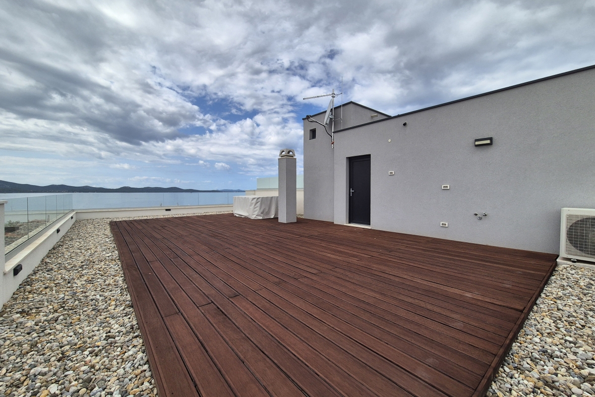 Appartamenti con tre camere da letto in un edificio di nuova costruzione con vista mare