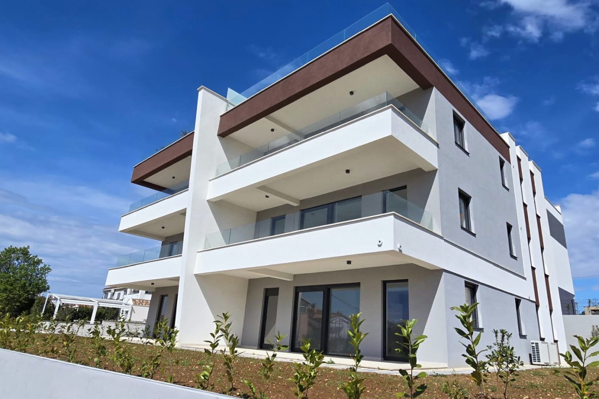 Appartamenti con tre camere da letto in un edificio di nuova costruzione con vista mare