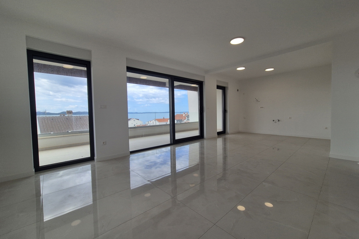 Appartamenti con tre camere da letto in un edificio di nuova costruzione con vista mare