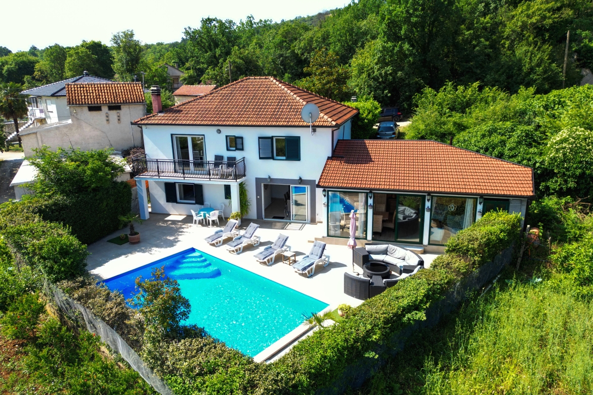 Casa con quattro camere da letto e piscina
