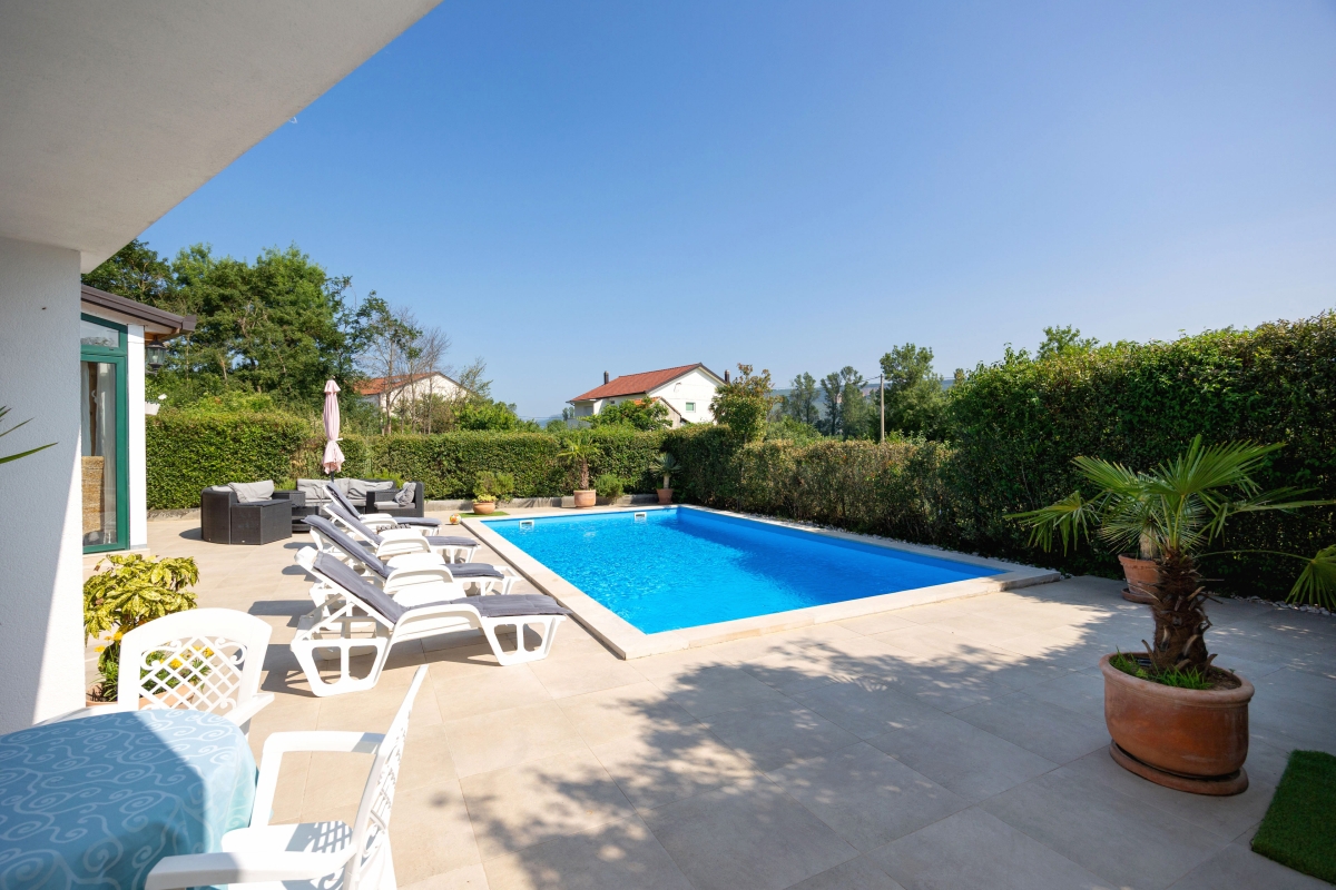 Casa con quattro camere da letto e piscina