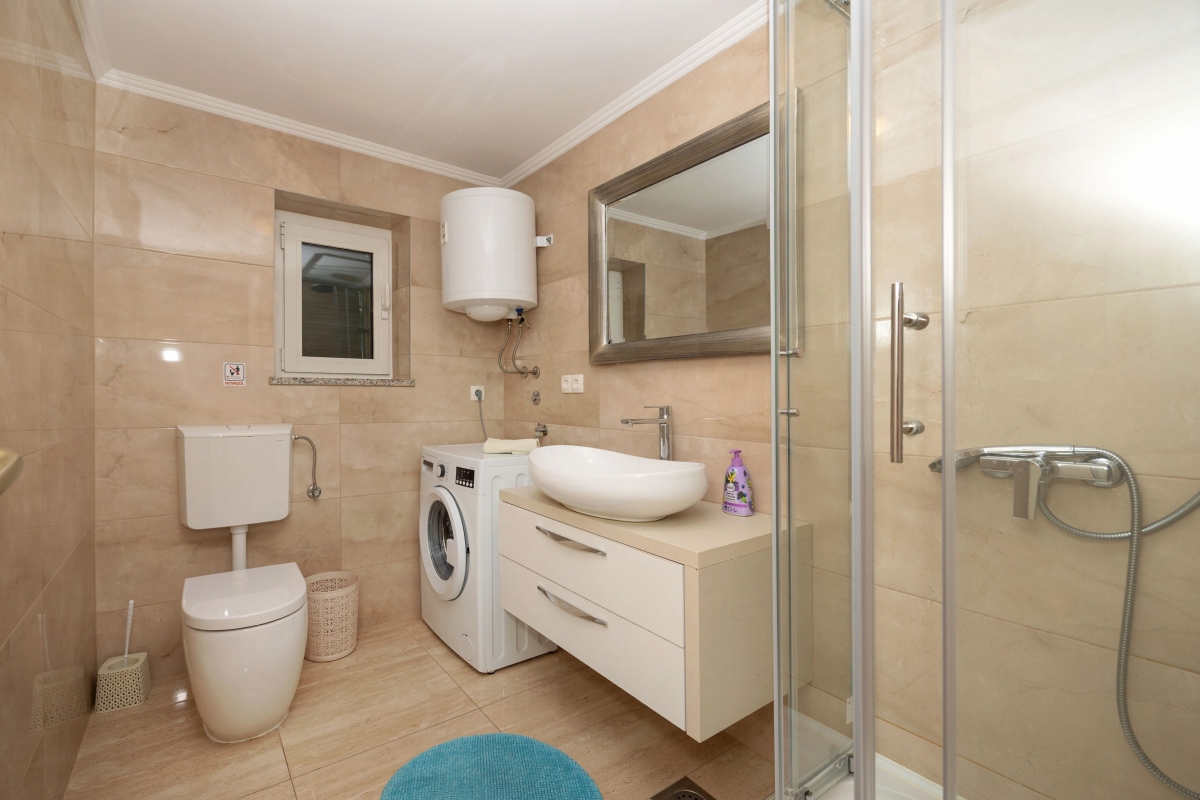 Casa con quattro camere da letto e piscina