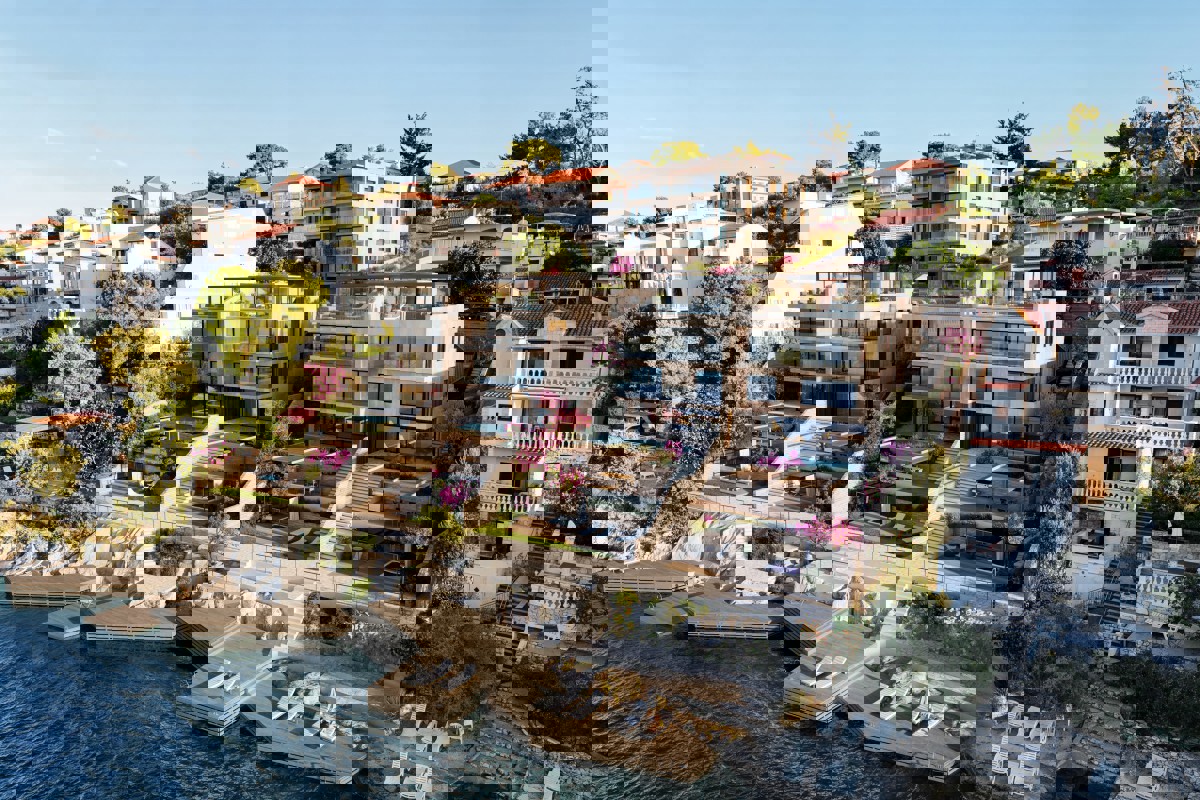 Ampio appartamento con tre camere da letto vicino al mare