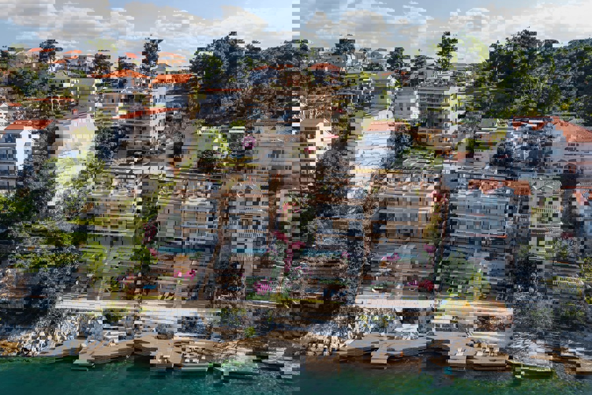 Ampio appartamento con tre camere da letto vicino al mare