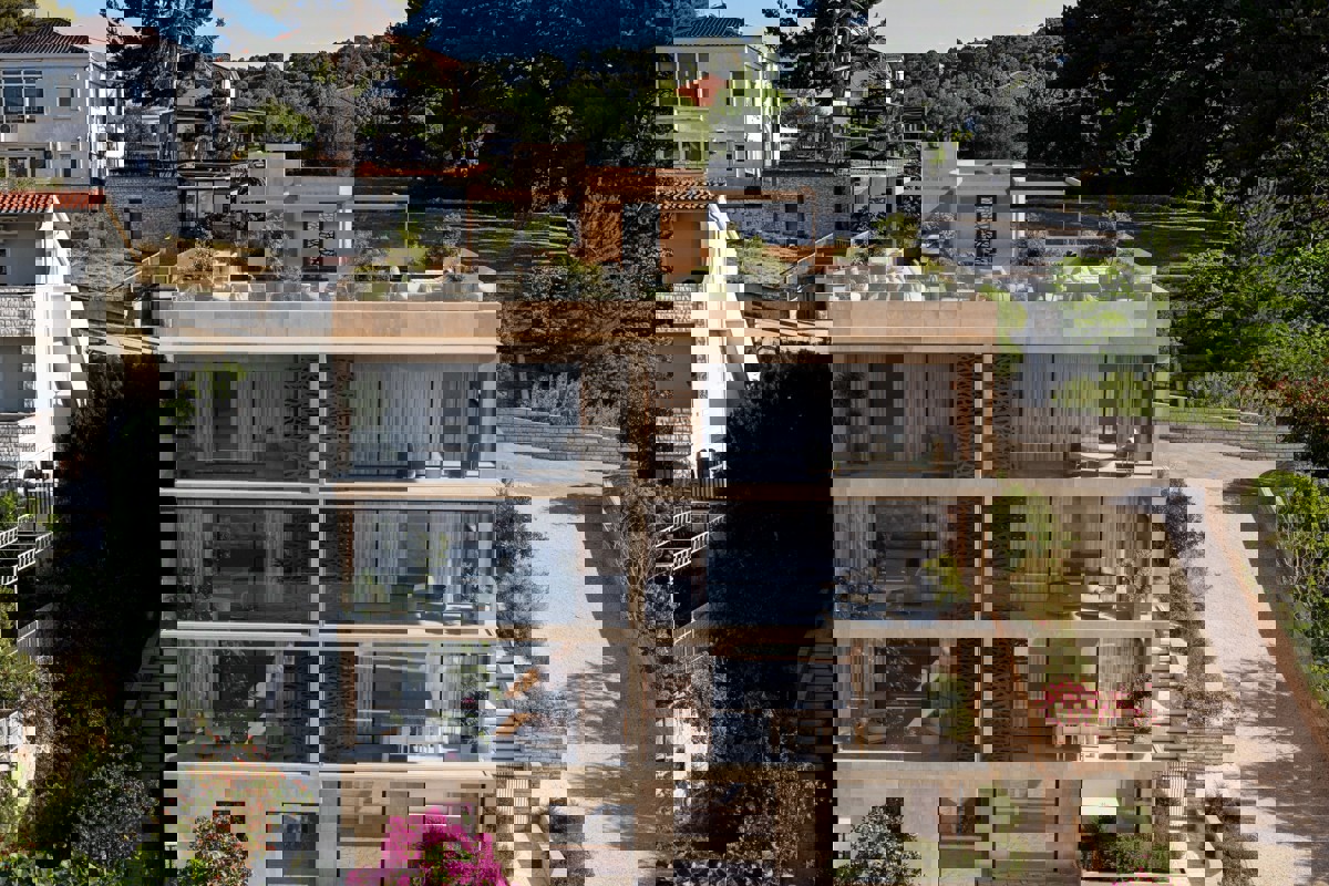 Ampio appartamento con tre camere da letto vicino al mare