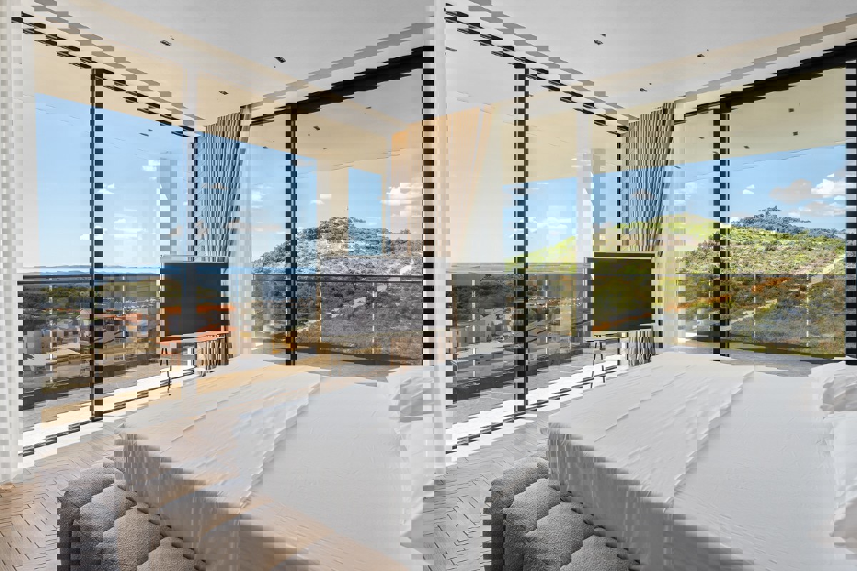 Una speciale villa mediterranea con una spettacolare vista a 360° sul mare, sul lago e sulle isole