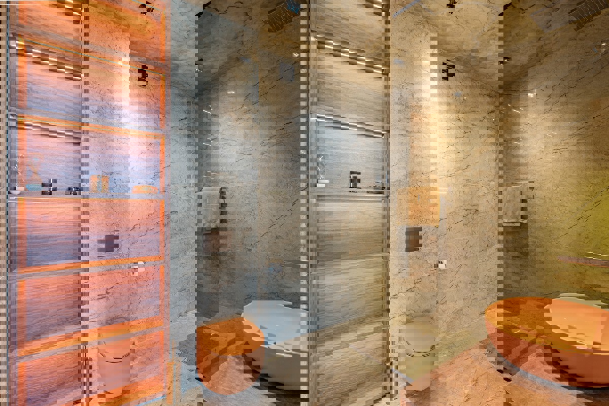 Una speciale villa mediterranea con una spettacolare vista a 360° sul mare, sul lago e sulle isole