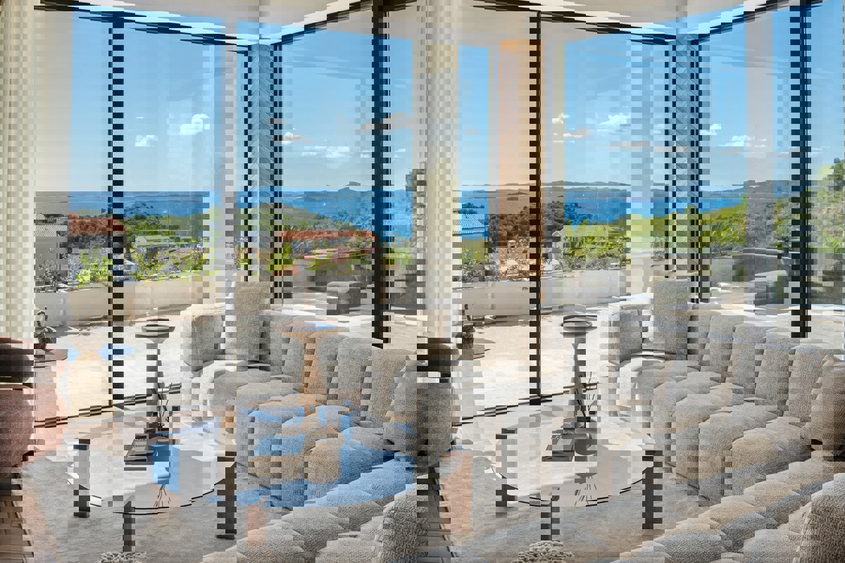 Una speciale villa mediterranea con una spettacolare vista a 360° sul mare, sul lago e sulle isole