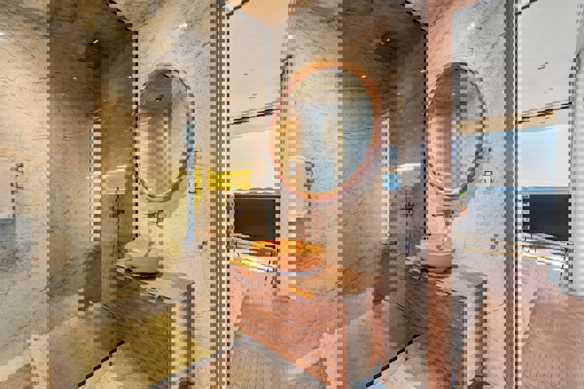 Una speciale villa mediterranea con una spettacolare vista a 360° sul mare, sul lago e sulle isole