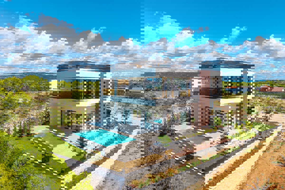 Una speciale villa mediterranea con una spettacolare vista a 360° sul mare, sul lago e sulle isole