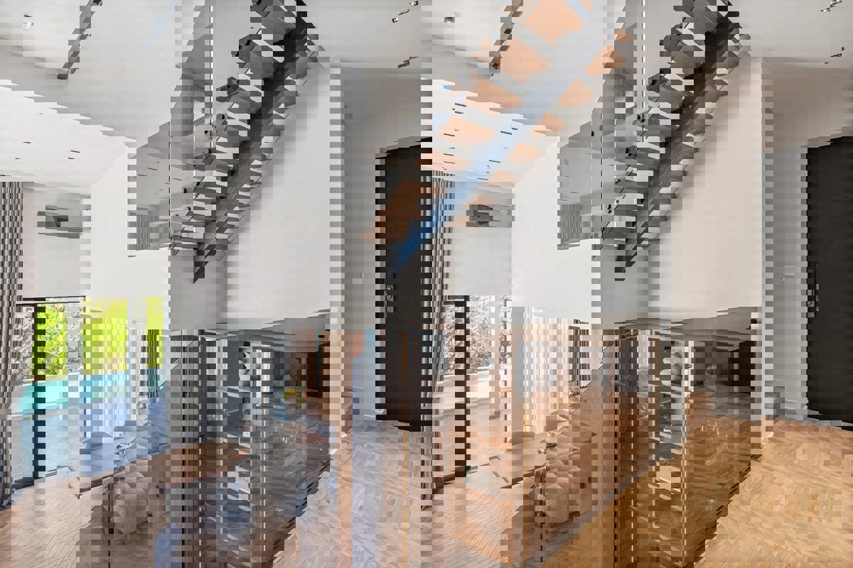 Una speciale villa mediterranea con una spettacolare vista a 360° sul mare, sul lago e sulle isole