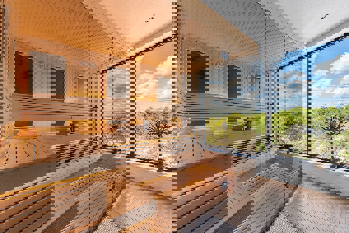 Una speciale villa mediterranea con una spettacolare vista a 360° sul mare, sul lago e sulle isole