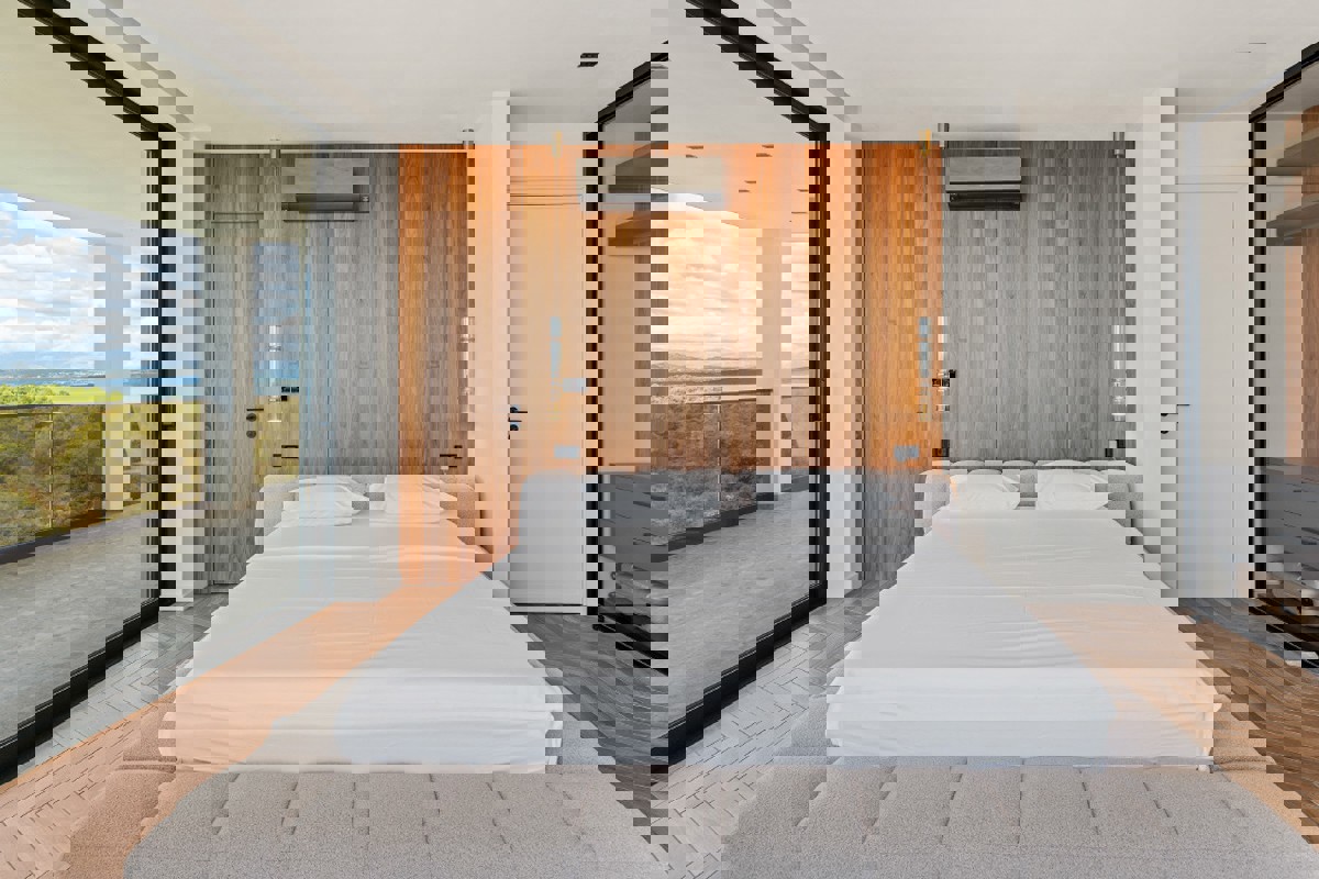 Una speciale villa mediterranea con una spettacolare vista a 360° sul mare, sul lago e sulle isole