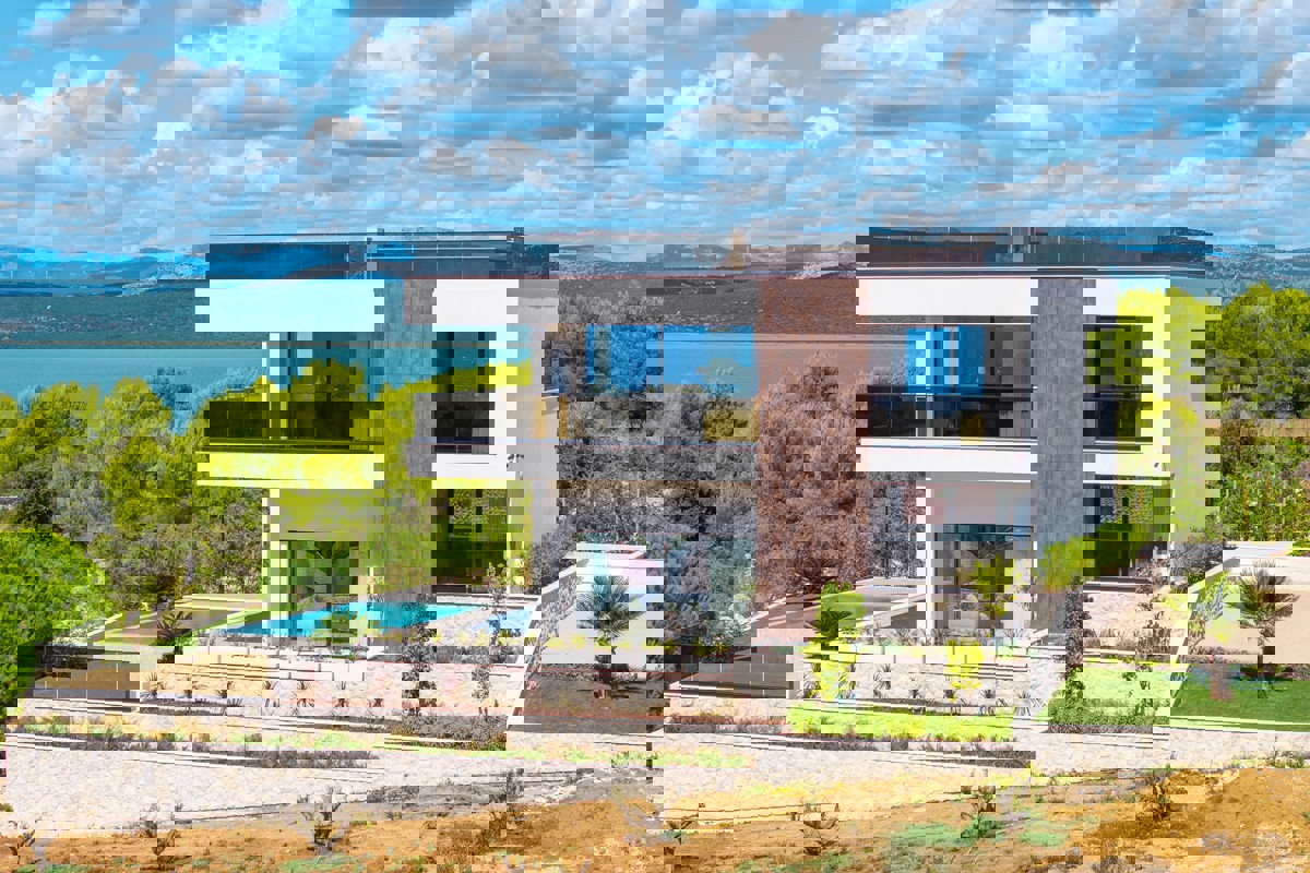 Una speciale villa mediterranea con una spettacolare vista a 360° sul mare, sul lago e sulle isole