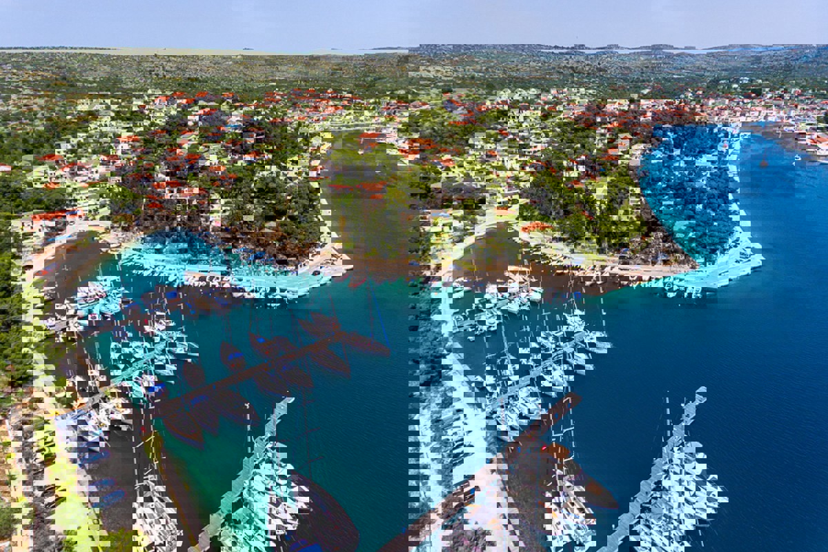 Casa a schiera in pietra in stile dalmata con vista mare