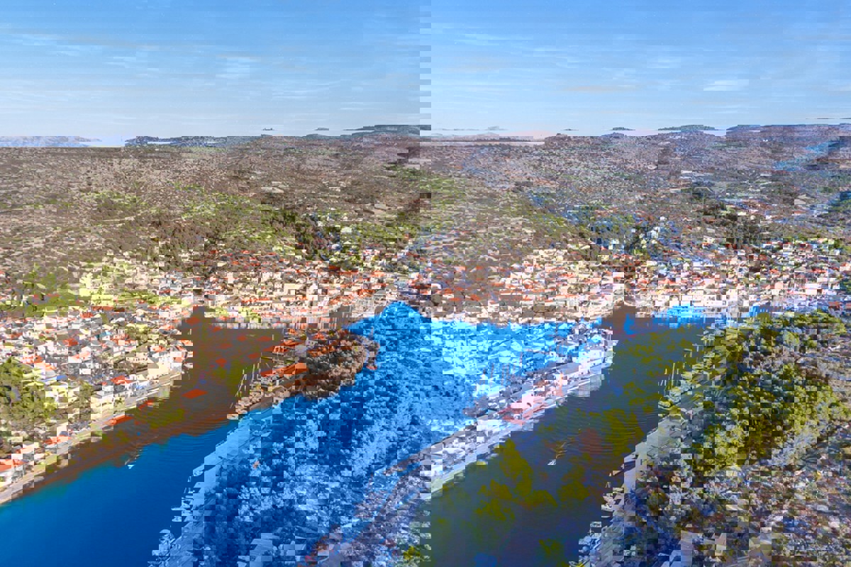 Casa a schiera in pietra in stile dalmata con vista mare