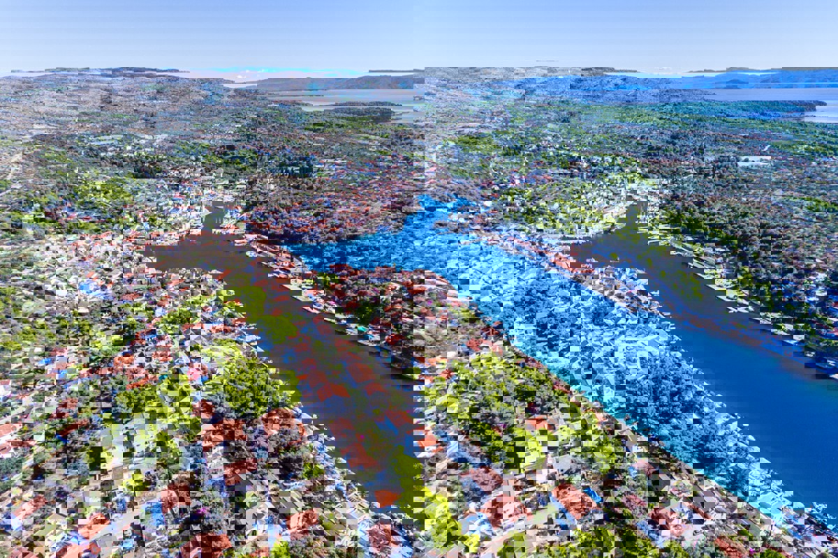 Casa a schiera in pietra in stile dalmata con vista mare