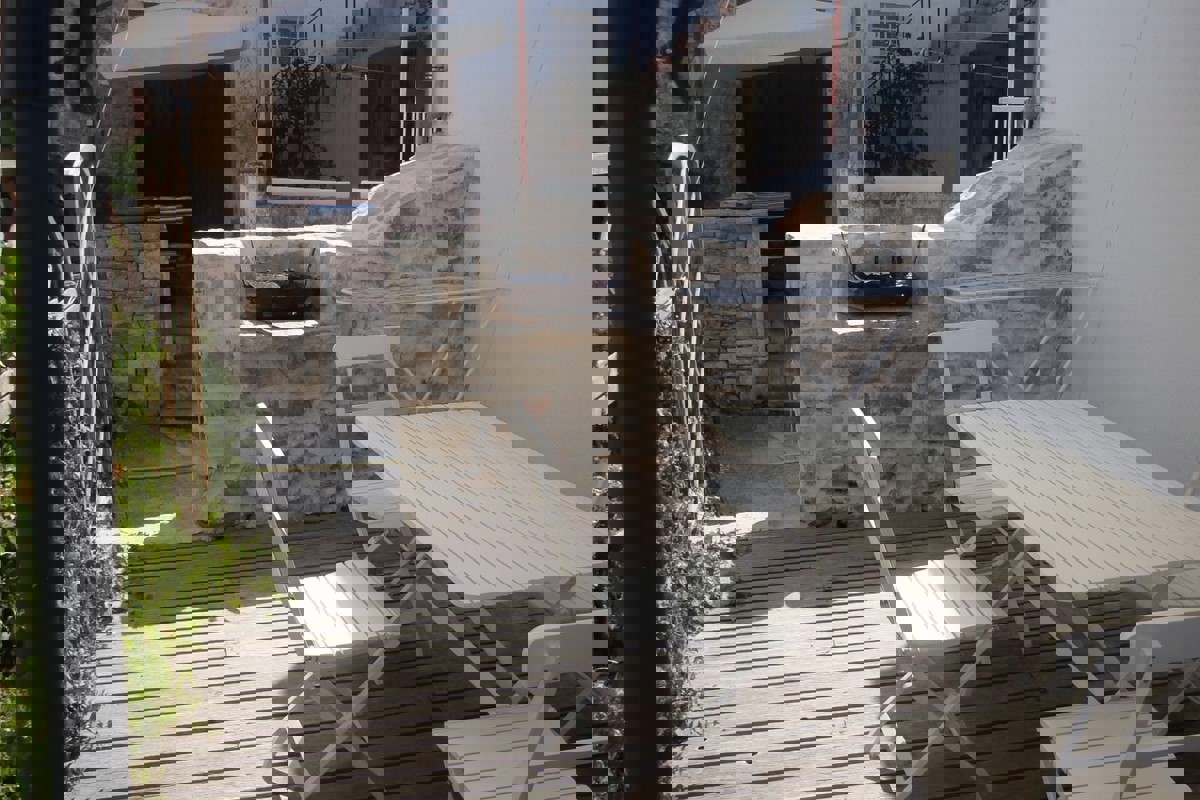 Casa a schiera in pietra in stile dalmata con vista mare