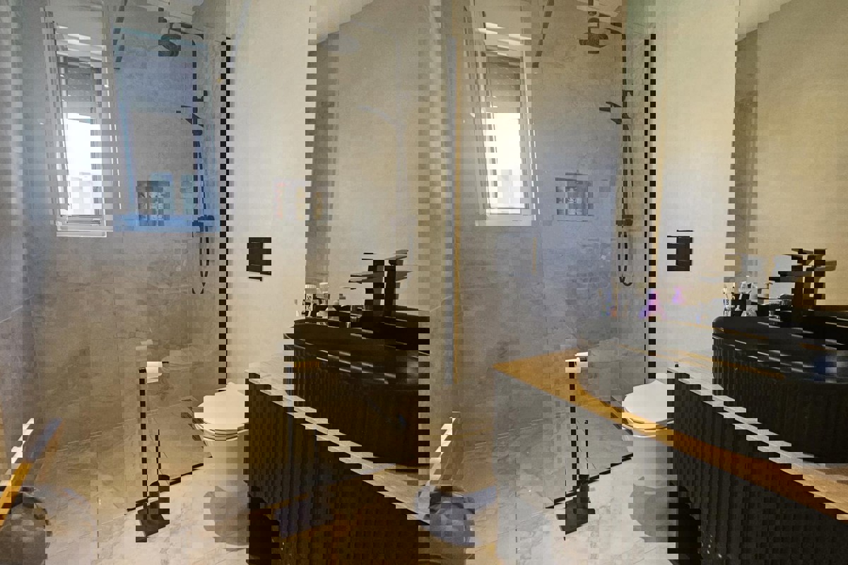 Moderno appartamento con giardino e piscina