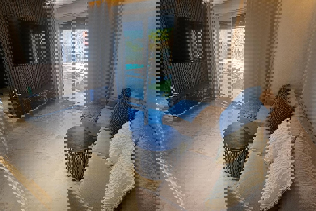 Moderno appartamento con giardino e piscina