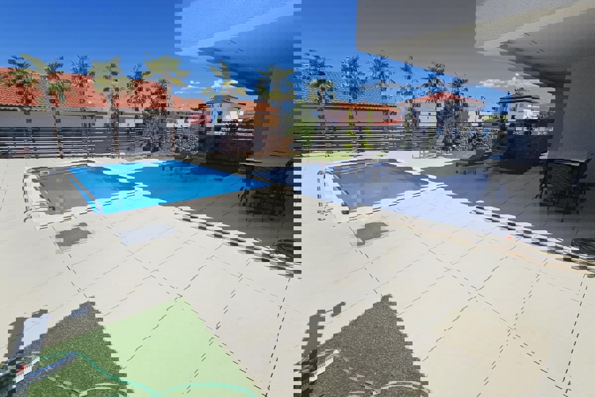 Moderno appartamento con giardino e piscina