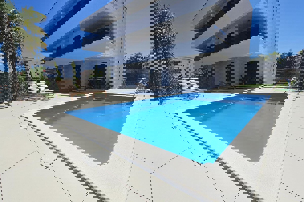 Moderno appartamento con giardino e piscina