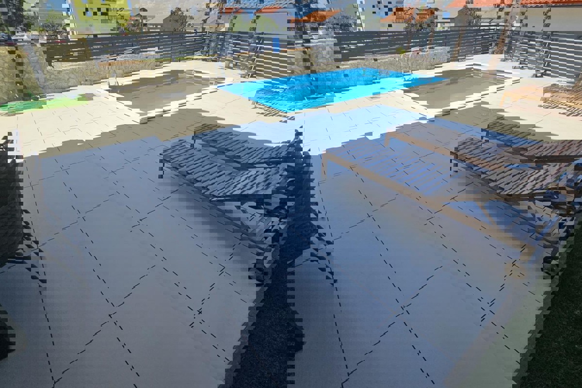 Moderno appartamento con giardino e piscina