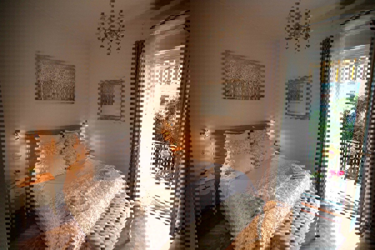 Appartamento con due camere da letto, garage e giardino vicino al centro