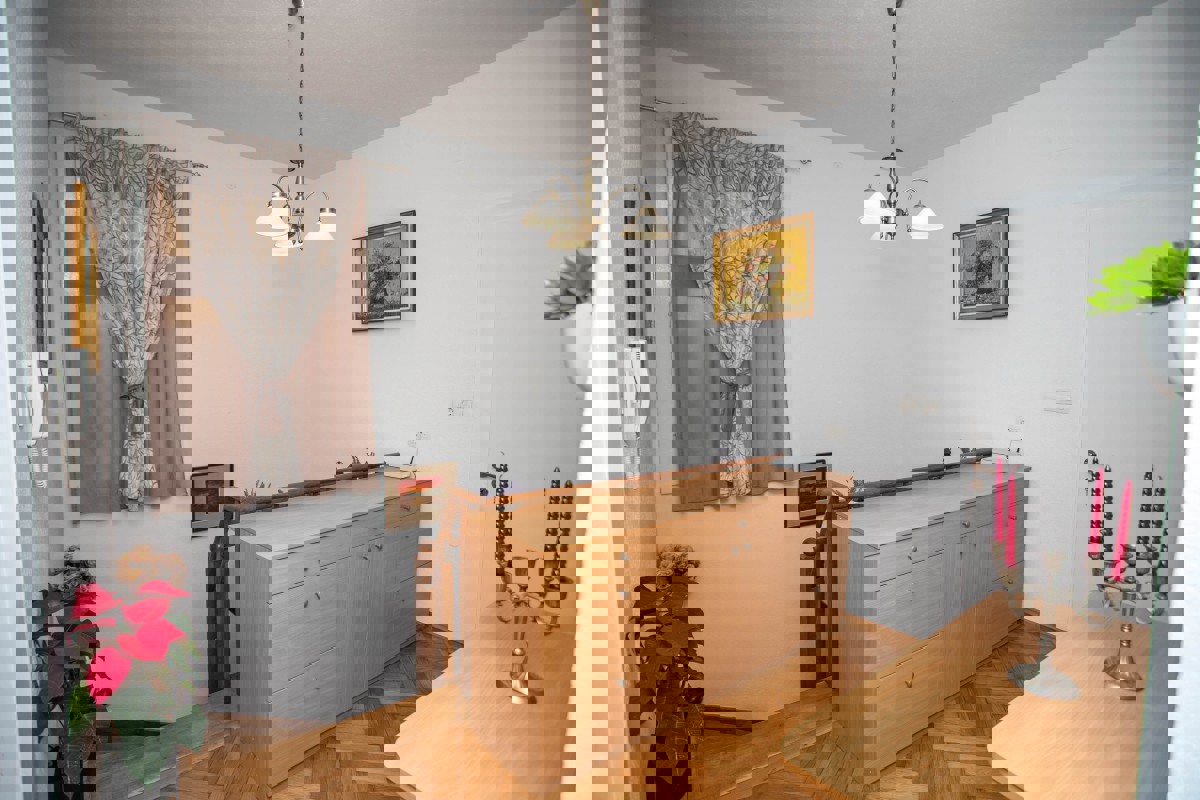 Appartamento con due camere da letto, garage e giardino vicino al centro