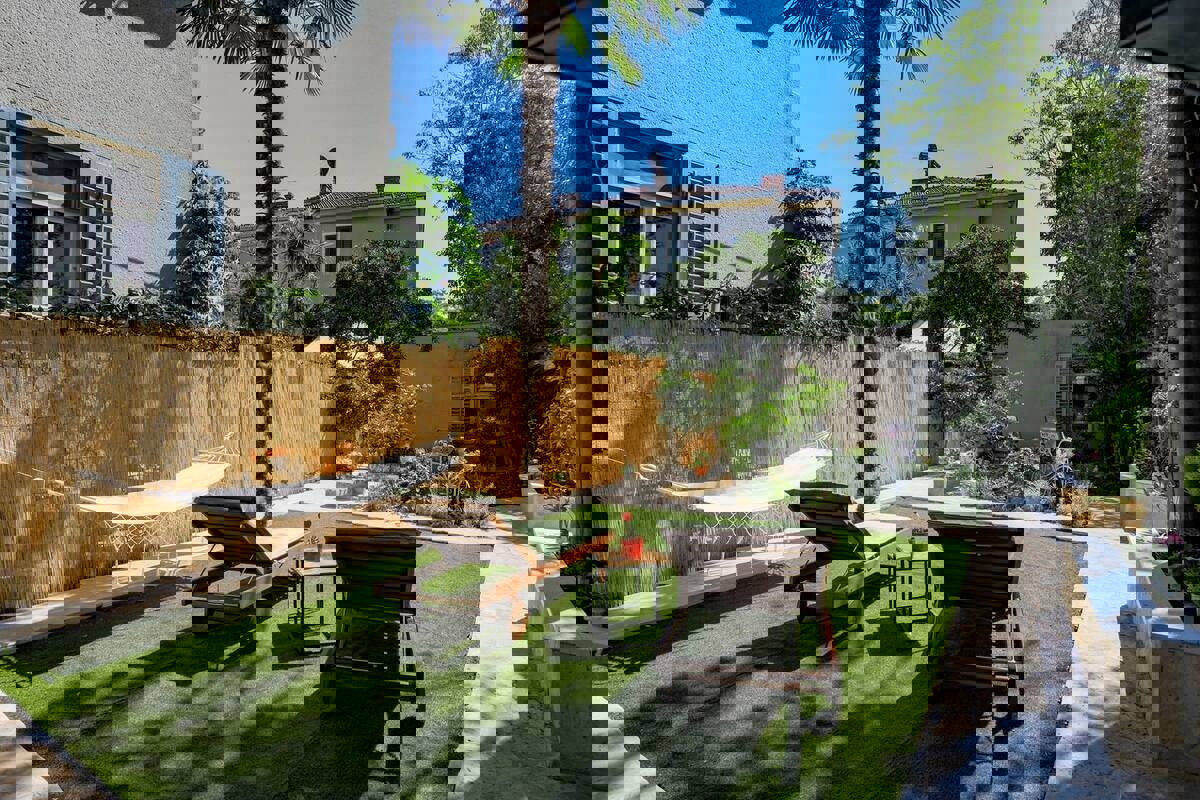 Appartamento con due camere da letto, garage e giardino vicino al centro