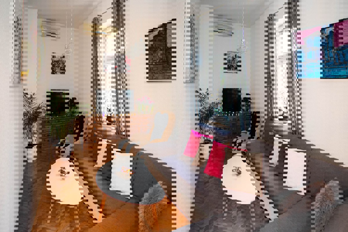 Appartamento con due camere da letto, garage e giardino vicino al centro