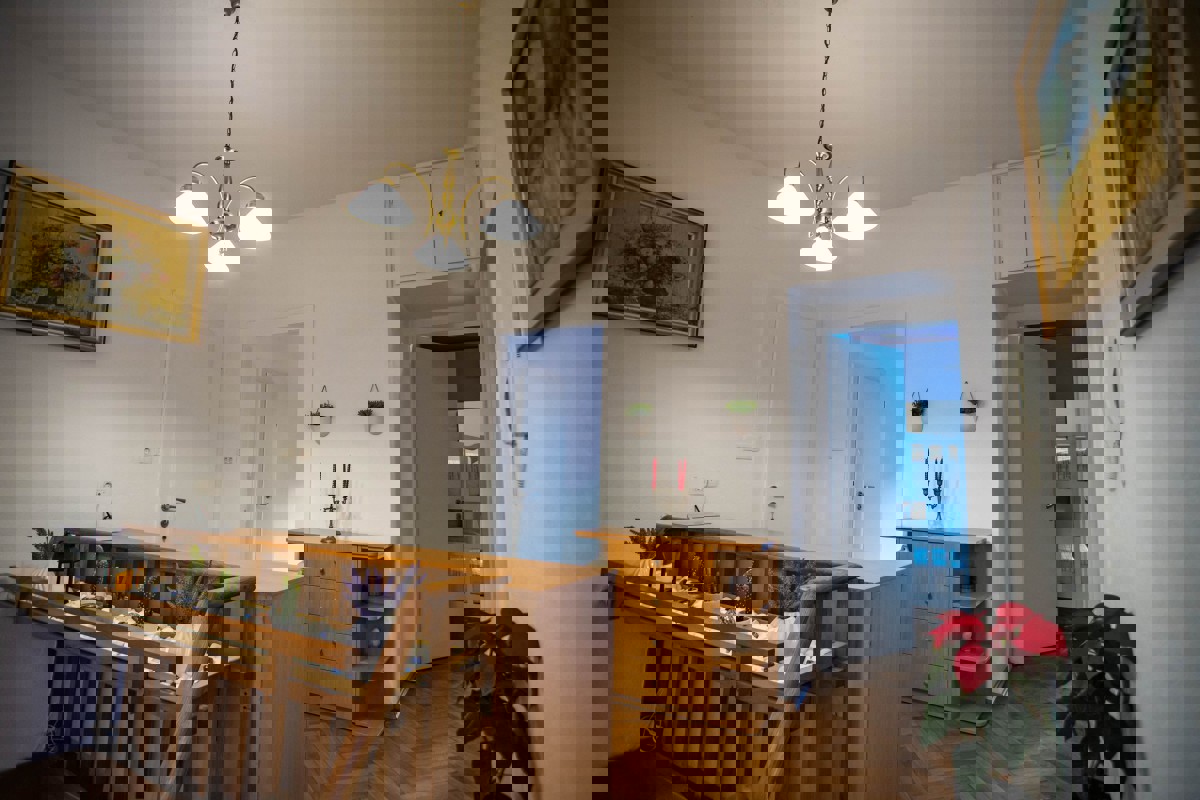 Appartamento con due camere da letto, garage e giardino vicino al centro